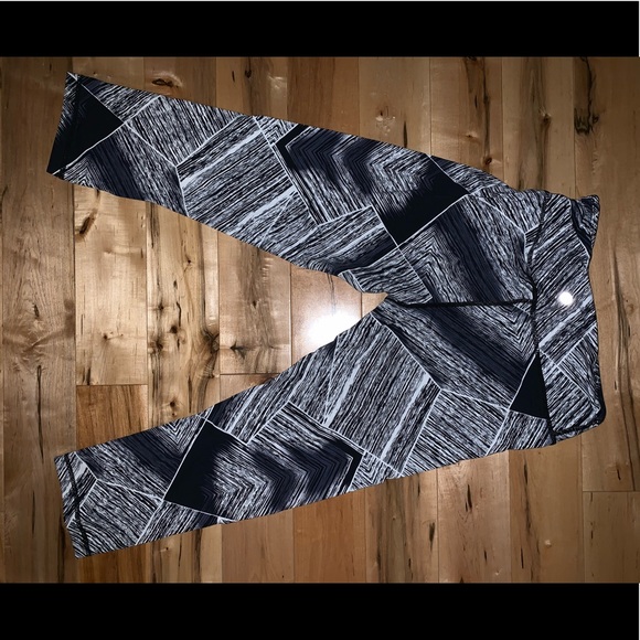 Lulu Lemon Capri leggings - Picture 2 of 3